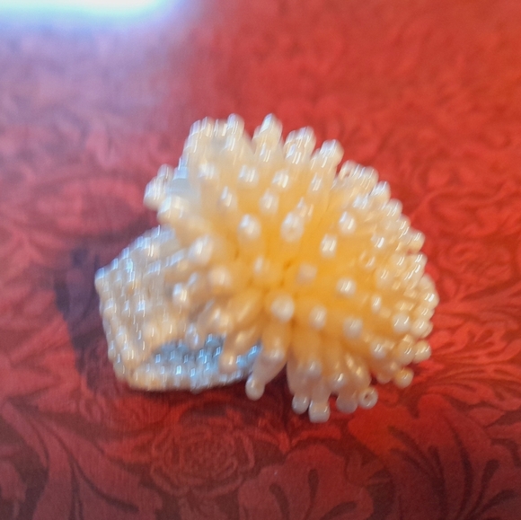 Mother Of Pearl Tone Cream Starburst Cluster Stretchy Ring - Picture 12 of 16